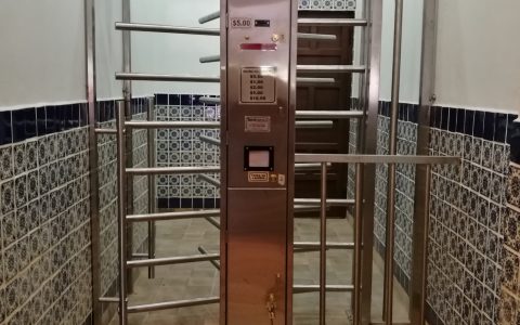 Equipo de control de acceso bidireccional, da cambio y mide 1.35 mts. de frente
